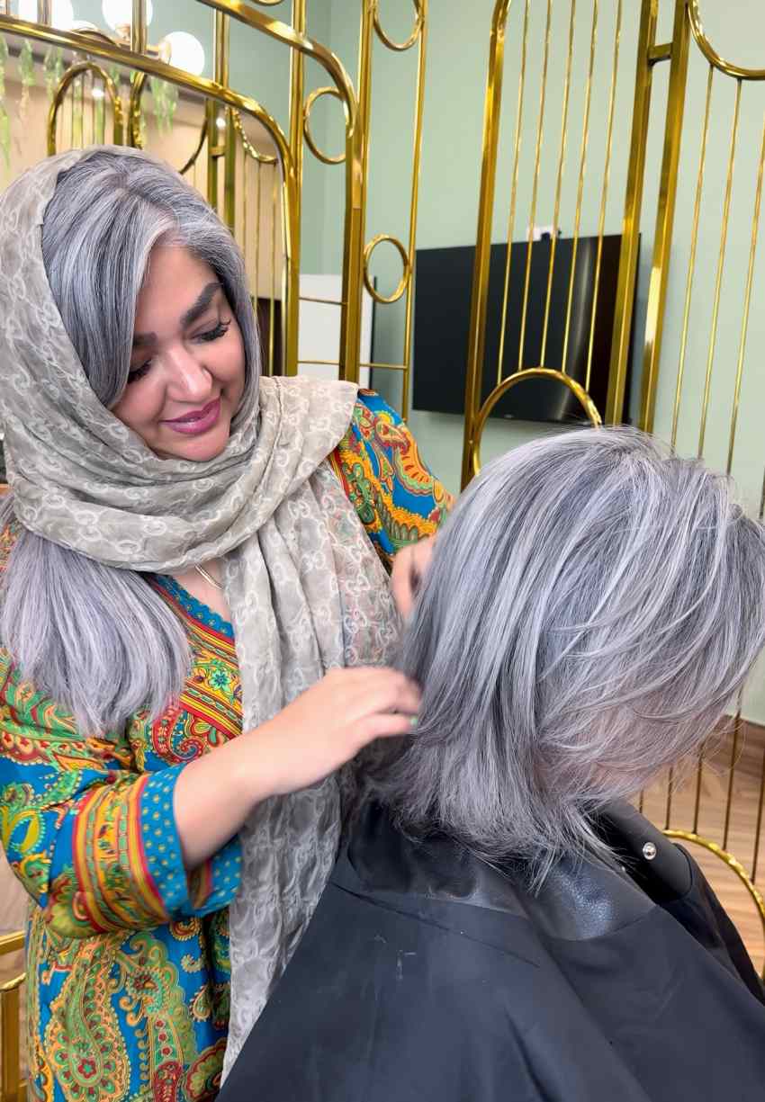 استاد هدیه صفائیان در کنار مشتری که موهاشون جو گندمی کردند.