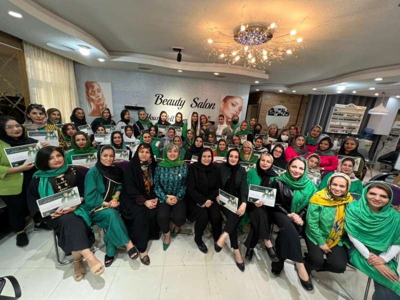 اهدا مدرک ریجستری رنگ مو به هنرجویان آکادمی صفائیان