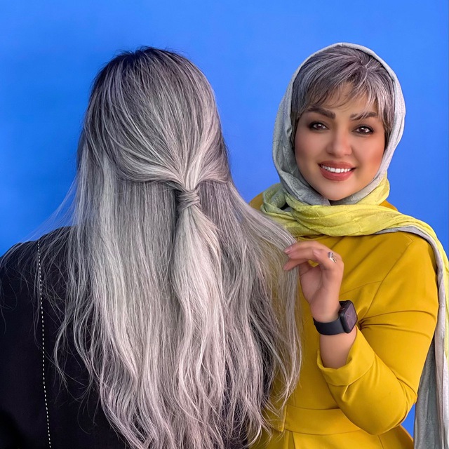 بانو هدیه صفائیان در کنار مشتری عزیز با مدل موی تکنیک هدیه ای رنگ طوسی نقره ای