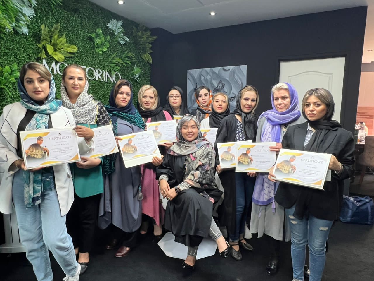 اهدای مدرک به هنرجویان دوره آموزشی رنگ مو آکادمی صفائیان