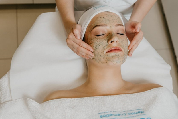 ماسک اسکراب و لایه برداری صورت در فیشیال
