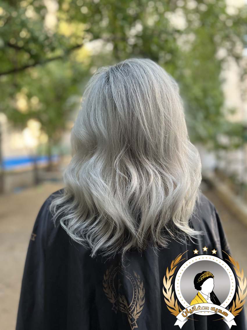 موهای بانویی از پشت سر با رنگ موی جو گندمی یا رنگ موی هدیه ای