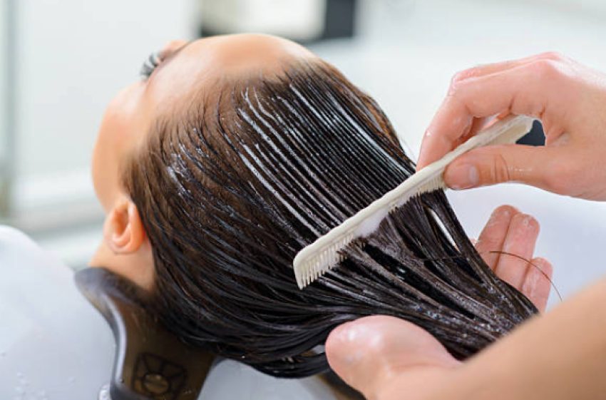 اجرای خاویار تراپی بر روی موهای آسیب دیده